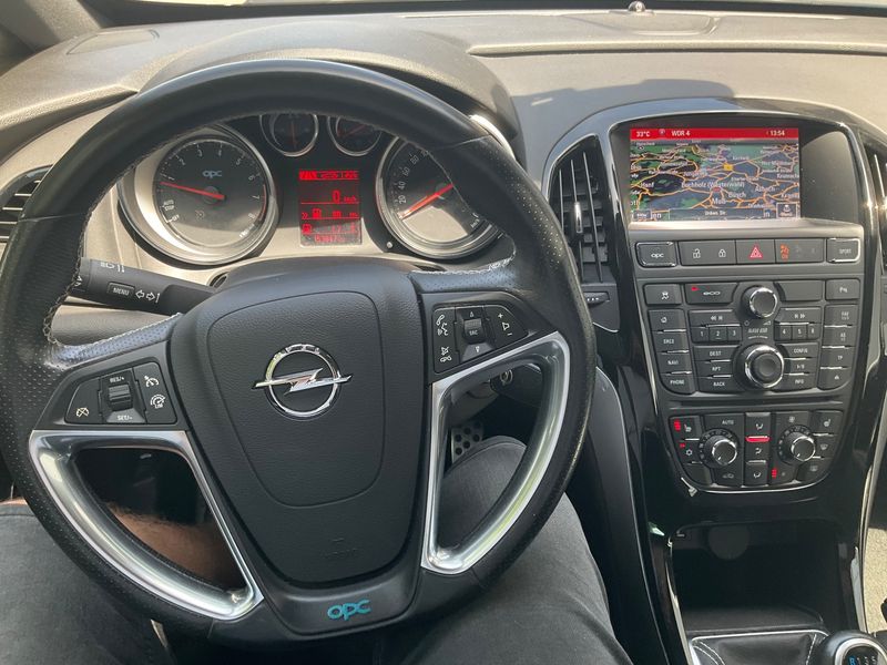 Opel Astra GTC 2.0 Turbo OPC — zdjęcie 12