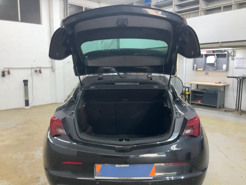 Opel Astra GTC 2.0 Turbo OPC — zdjęcie 10