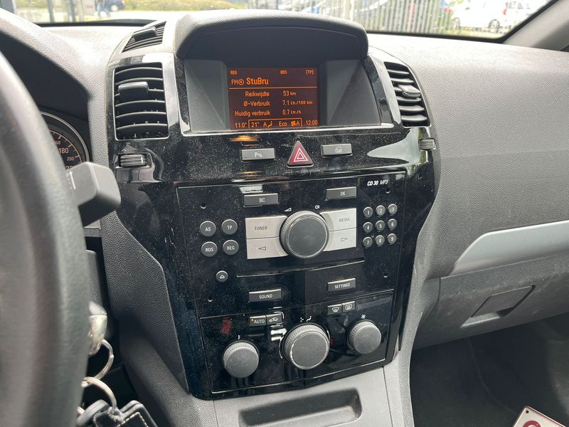 Opel Zafira 1.6 Family Plus — zdjęcie 24