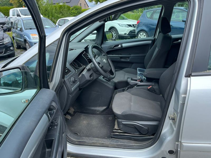Opel Zafira 1.6 Family Plus — zdjęcie 20