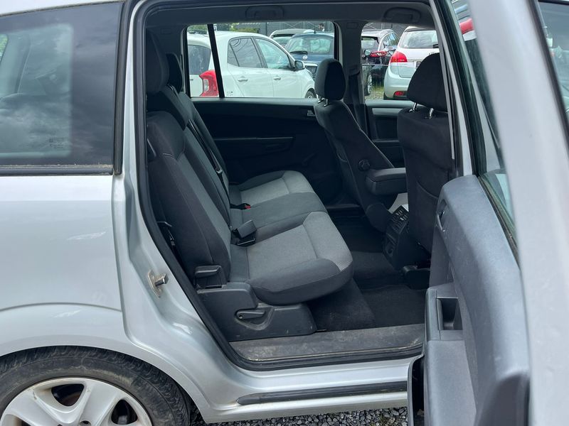 Opel Zafira 1.6 Family Plus — zdjęcie 13