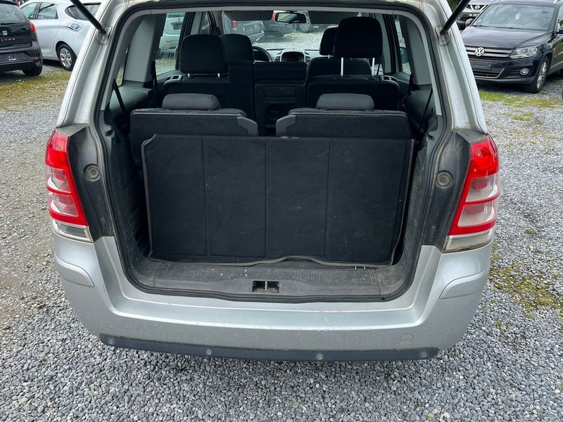 Opel Zafira 1.6 Family Plus — zdjęcie 21