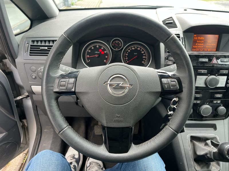 Opel Zafira 1.6 Family Plus — zdjęcie 17