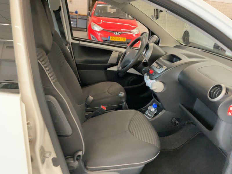 Peugeot 107 1.0 Active — zdjęcie 11