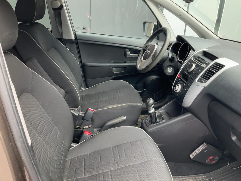 Kia Venga 1.4 Attract — zdjęcie 11
