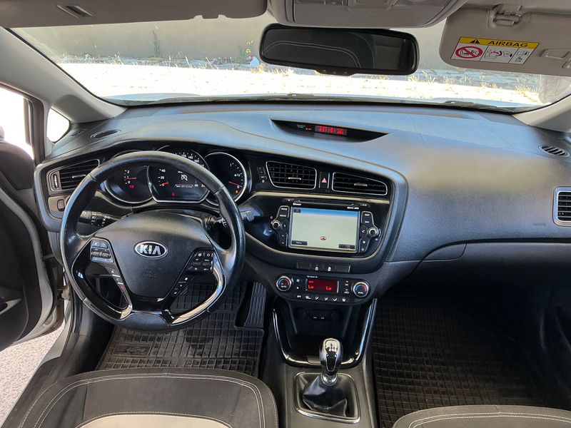 Kia cee'd 1.6 CRDi Spirit — zdjęcie 12