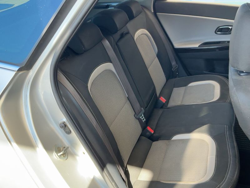 Kia cee'd 1.6 CRDi Spirit — zdjęcie 14