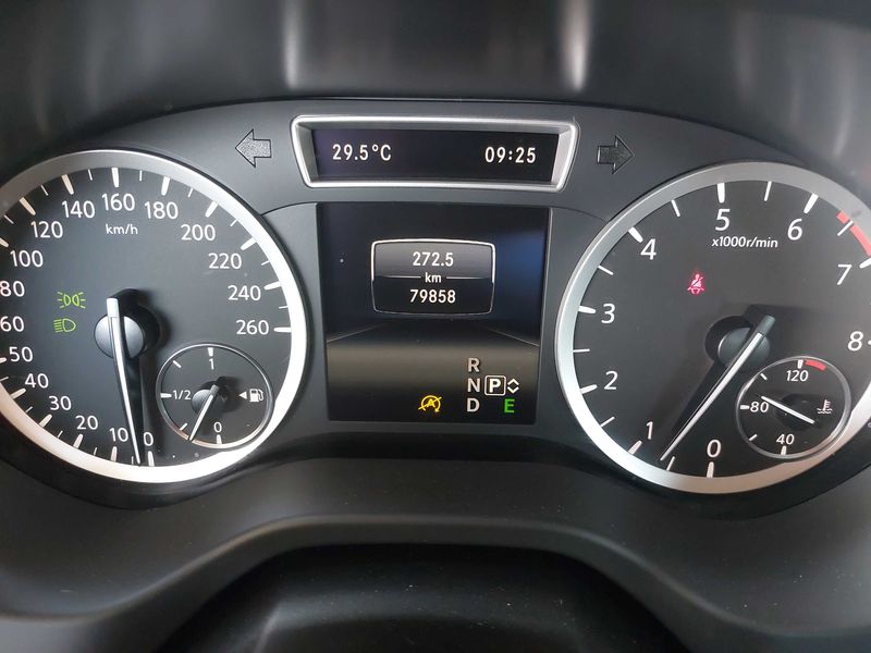Infiniti Q30 1.6 Premium — zdjęcie 12