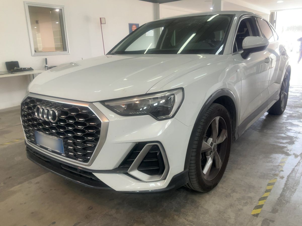 Audi Q3 2022 — photo 1
