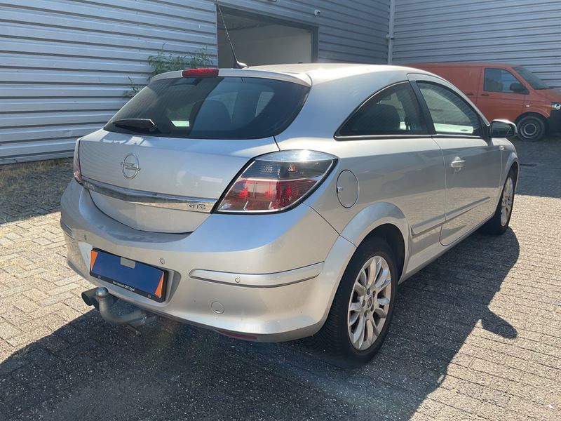 Opel Astra GTC 1.6 Innovation — zdjęcie 2