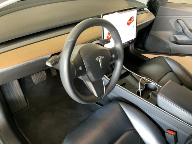 Tesla Model 3 Standard Range Plus — zdjęcie 12