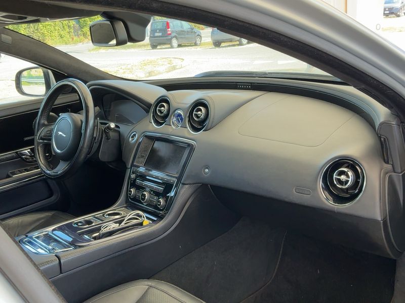Jaguar XJ 3.0 D V6 Premium Luxury — zdjęcie 12