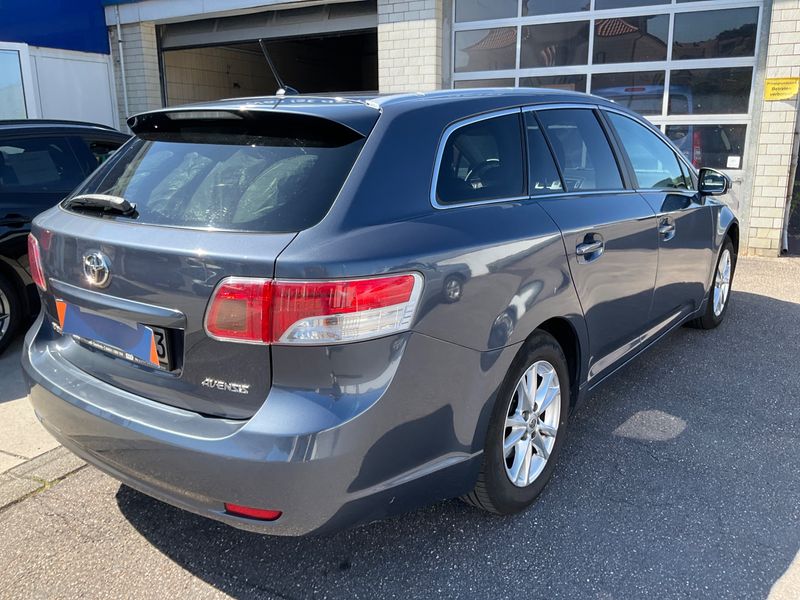 Toyota Avensis 2.0 D-4D — zdjęcie 2