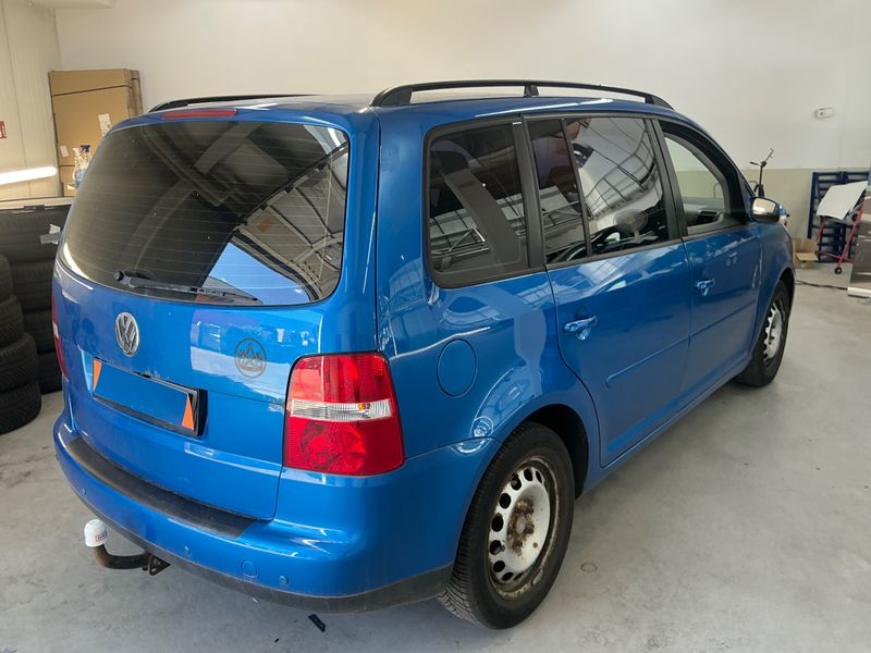 Volkswagen Touran 1.6 FSI Trendline — zdjęcie 2