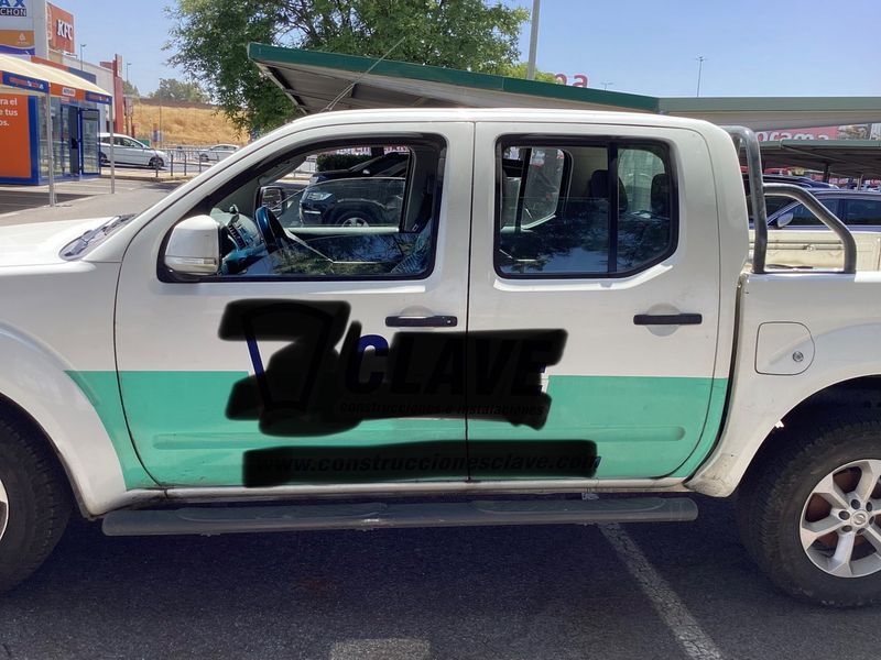 Nissan Navara Pick-up 2.5 dCi Double Cab LE 4x4 — zdjęcie 4