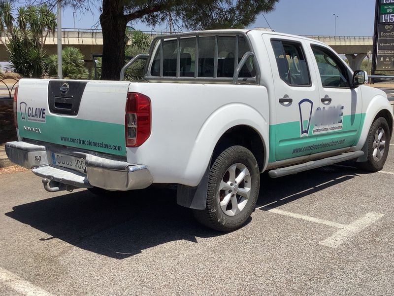 Nissan Navara Pick-up 2.5 dCi Double Cab LE 4x4 — zdjęcie 6