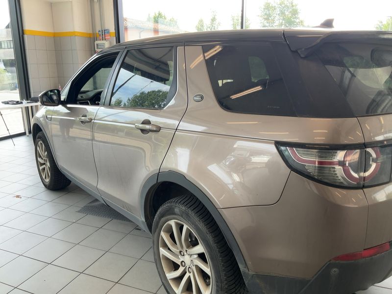 Land Rover Discovery Sport 2.2 Td4 SE AWD — zdjęcie 3