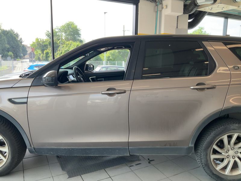 Land Rover Discovery Sport 2.2 Td4 SE AWD — zdjęcie 4