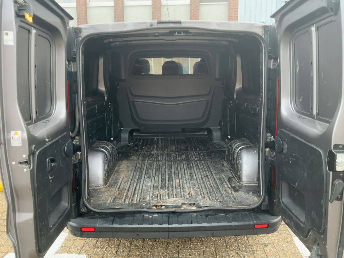 Renault Trafic 2020 — photo 16