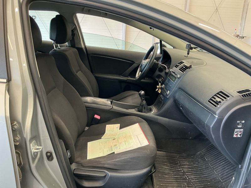 Toyota Avensis 1.6 — zdjęcie 3