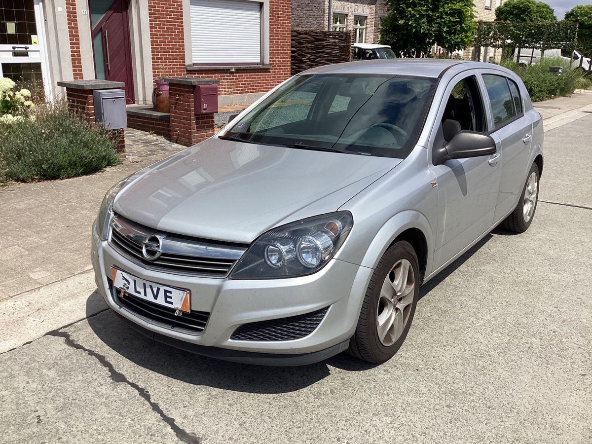 Opel Astra 2012 — photo 1