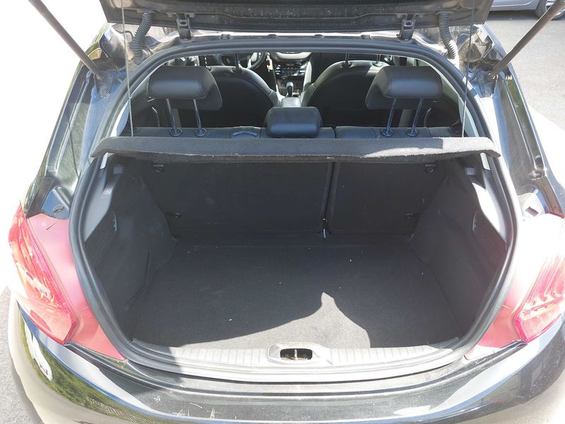 Peugeot 208 1.6 HDi Féline — zdjęcie 9