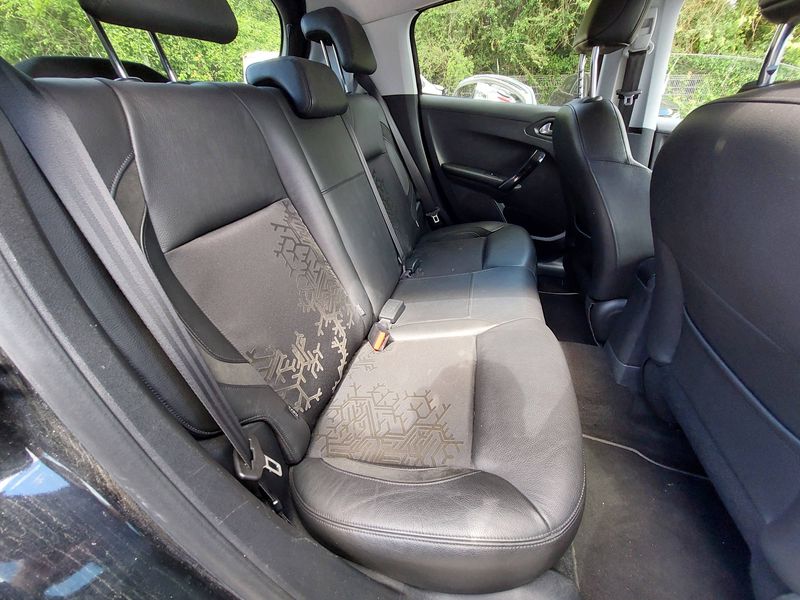 Peugeot 208 1.6 HDi Féline — zdjęcie 14