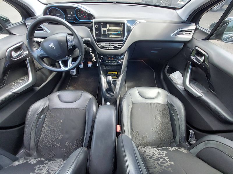 Peugeot 208 1.6 HDi Féline — zdjęcie 11