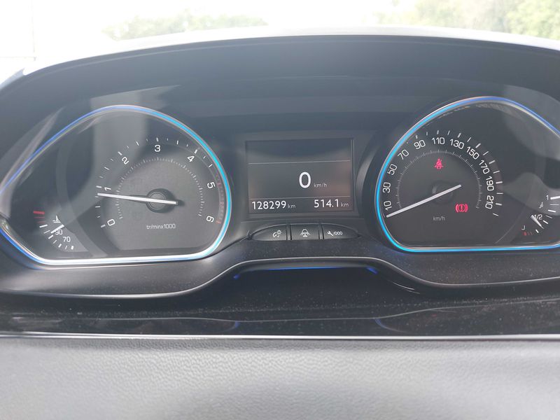 Peugeot 208 1.6 HDi Féline — zdjęcie 12
