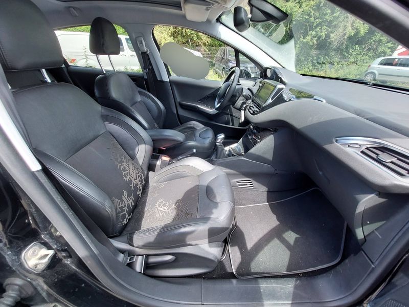 Peugeot 208 1.6 HDi Féline — zdjęcie 10