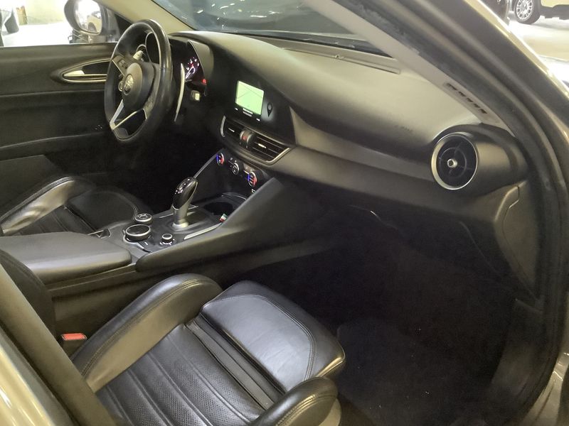 Alfa Romeo Giulia 2.2 JTDM Veloce — zdjęcie 11