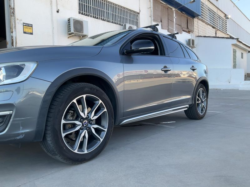 Volvo V60 Cross Country 2.0 D4 Summum — zdjęcie 2