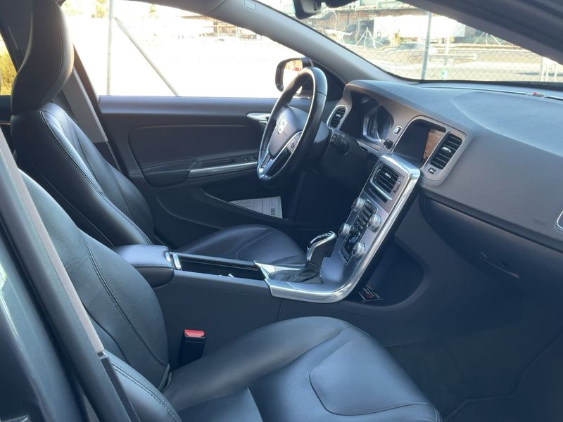 Volvo V60 Cross Country 2.0 D4 Summum — zdjęcie 11