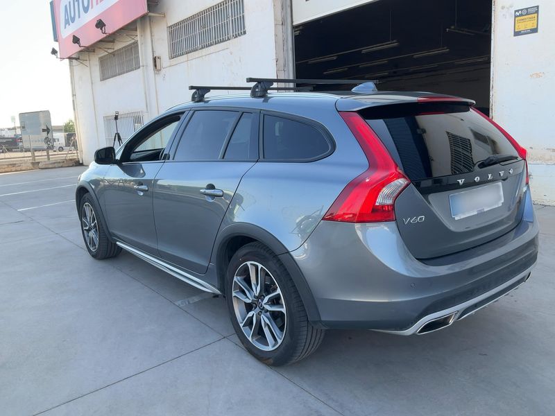 Volvo V60 Cross Country 2.0 D4 Summum — zdjęcie 3