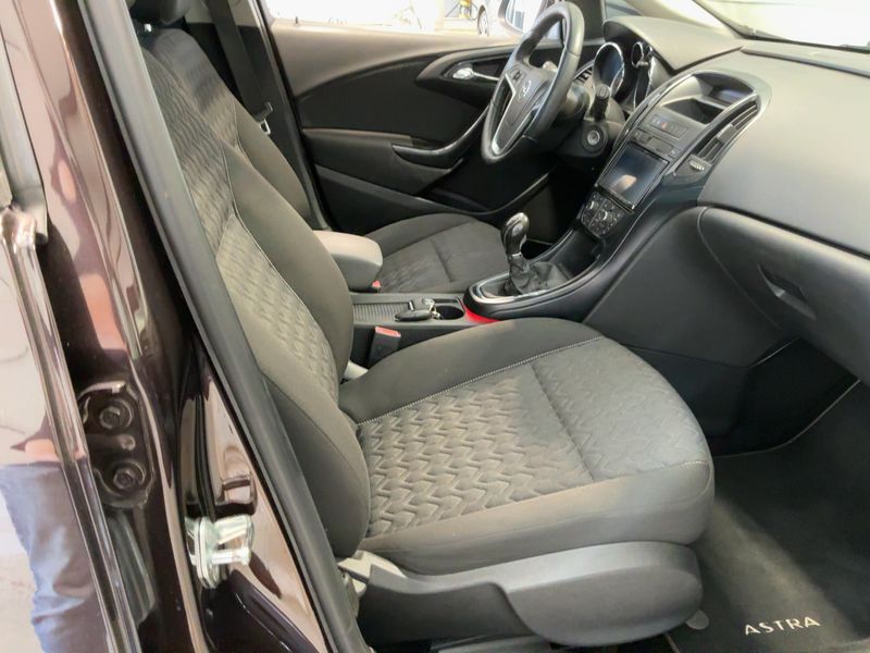 Opel Astra 1.4 Turbo Active — zdjęcie 11