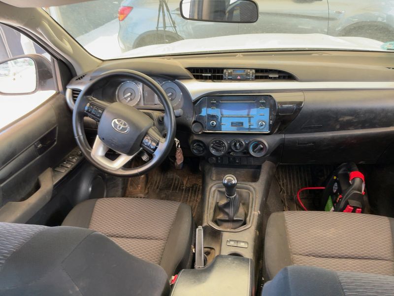 Toyota Hilux 2.4 D-4D Doble Cabina DLX 4x4 — zdjęcie 12