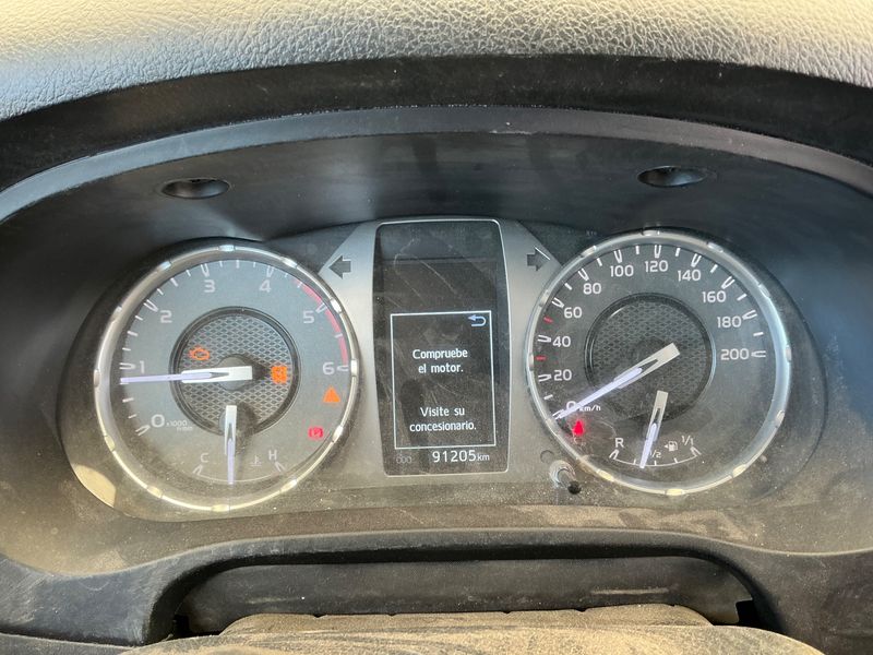 Toyota Hilux 2.4 D-4D Doble Cabina DLX 4x4 — zdjęcie 13