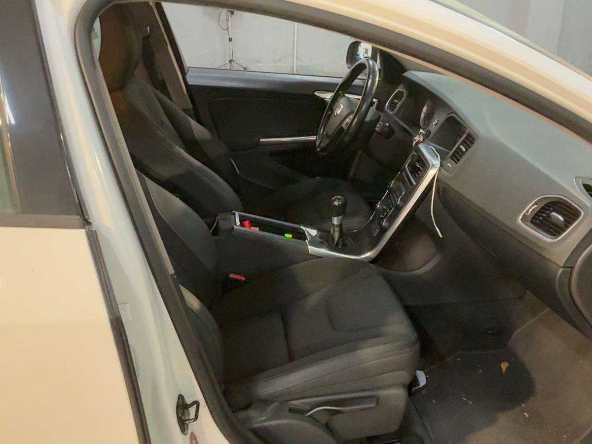 Volvo V60 2013 — photo 17