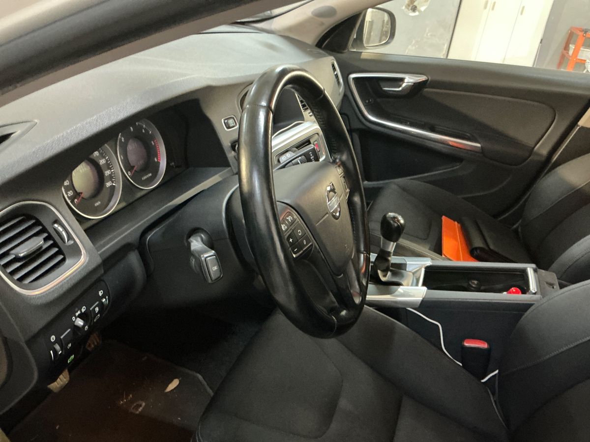Volvo V60 2013 — photo 35