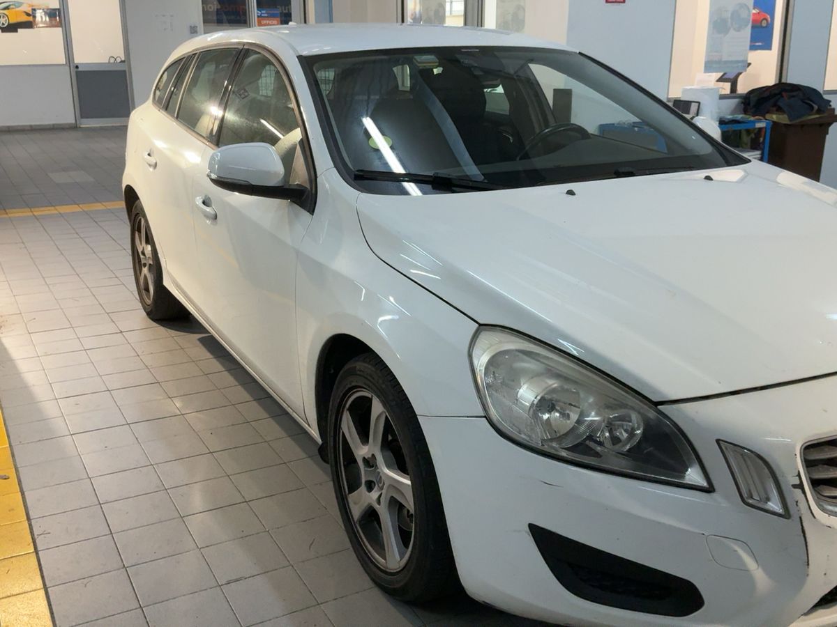 Volvo V60 2013 — photo 13