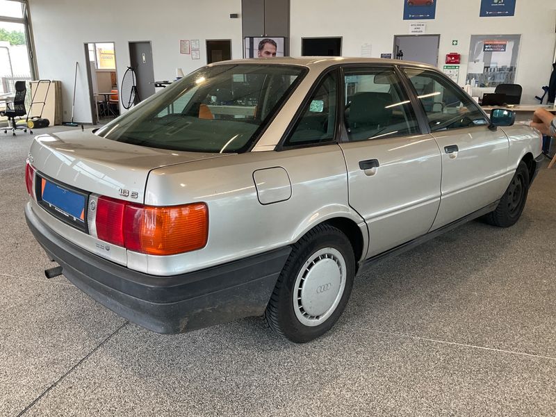 Audi 80 1.8 — zdjęcie 2