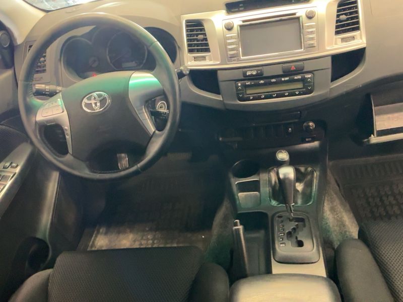 Toyota Hilux 3.0 Turbodiesel Double Cab Comfort 4x4 — zdjęcie 12