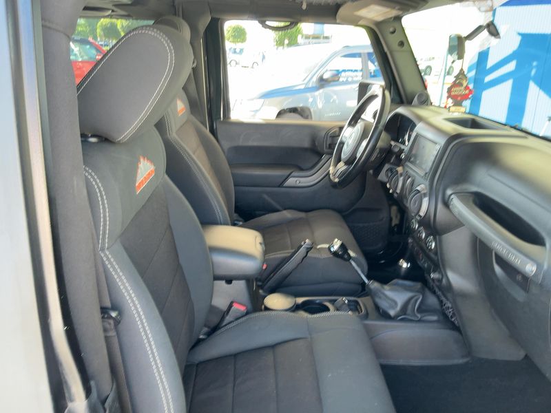 Jeep Wrangler Unlimited 2.8 CRD Sport — zdjęcie 11