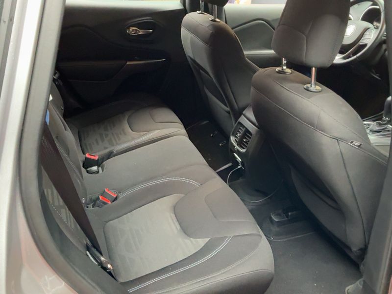 Jeep Cherokee 2.2 M-Jet Longitude 4x2 — zdjęcie 14