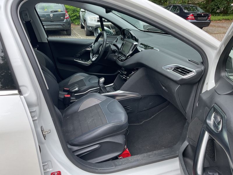 Peugeot 2008 1.6 e-HDi Allure — zdjęcie 11