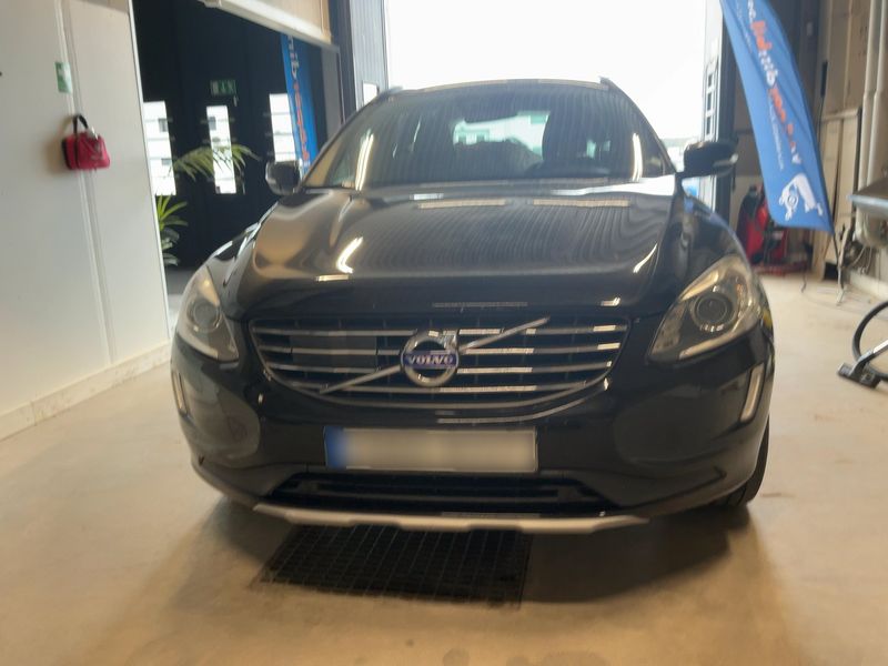 Volvo XC60 2.4 D4 Momentum AWD — zdjęcie 9