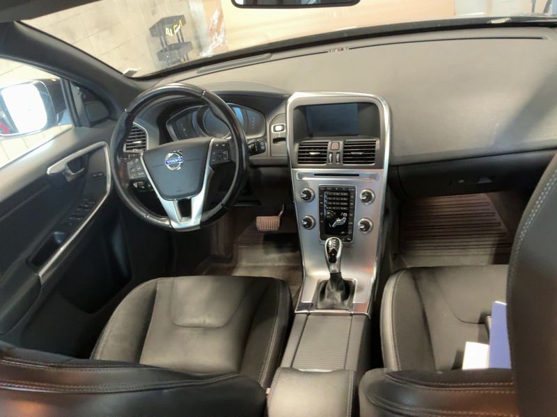 Volvo XC60 2.4 D4 Momentum AWD — zdjęcie 12