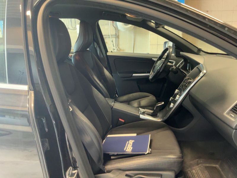 Volvo XC60 2.4 D4 Momentum AWD — zdjęcie 11