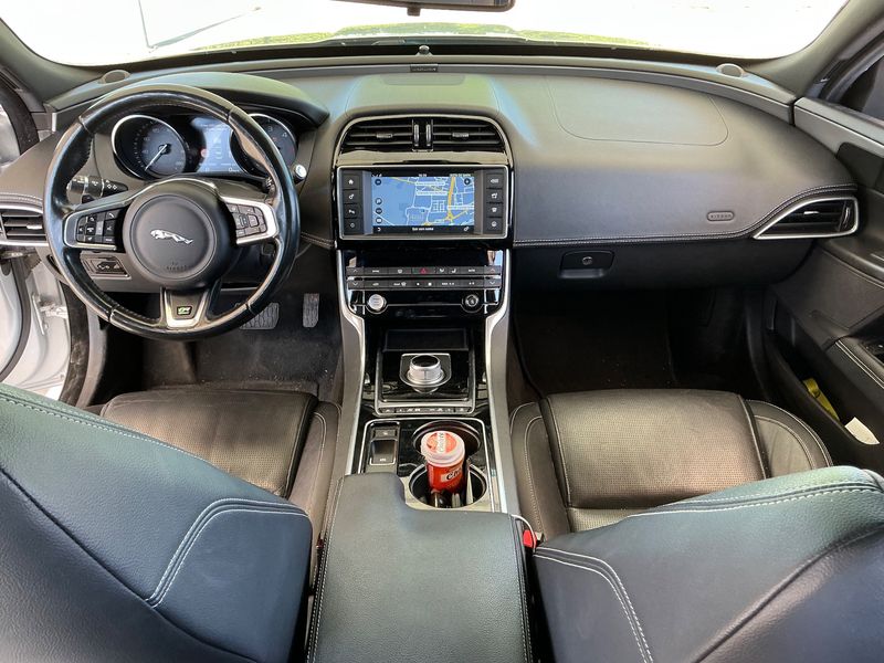 Jaguar XE 20d R-Sport — zdjęcie 12