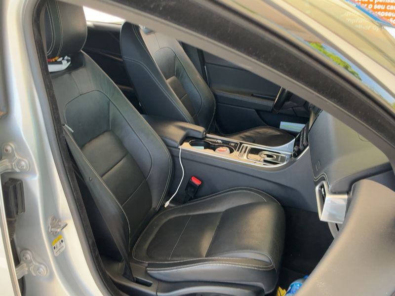Jaguar XE 20d R-Sport — zdjęcie 11